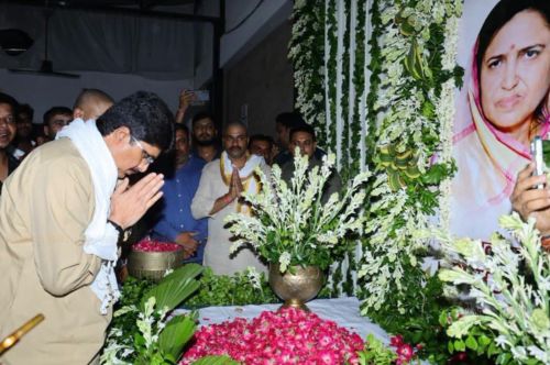 You are currently viewing बिठूर विधायक अभिजीत सिंह सांगा की माताजी के निधन पर शोक व्यक्त करने पहुंचे राजा भइया